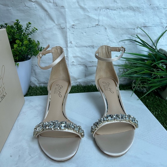 Badgley Mischka Jewel
Dash Ankle Strap Kitten
Heel women size 6 new with box - Picture 14 of 16